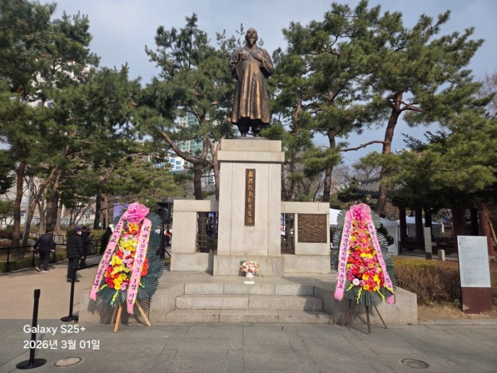 손병희선생동상앞 화환.jpg